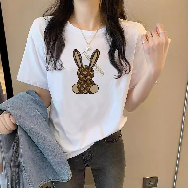 Dame T-Shirt med kreativt kaninmotiv og moderne skrift Stilla