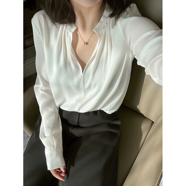 Damebluse med elegant V-udskæring og fint drapering Stilla