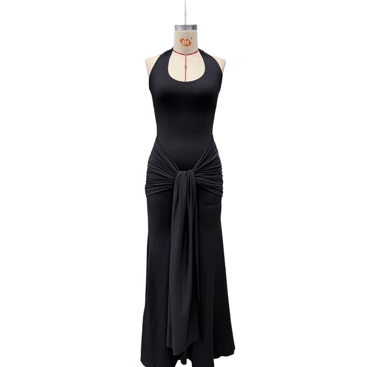 Dame maxikjole med elegant halterneck og raffinerede draperinger Skovae