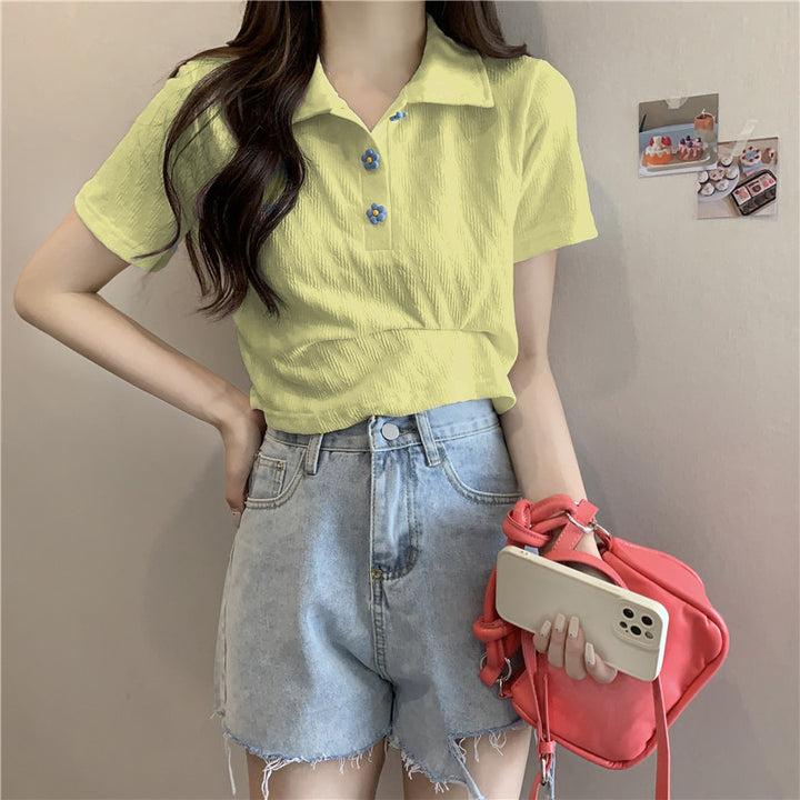 Femme Crop-Polo-Tee med blomsterknapdetalje Stilla