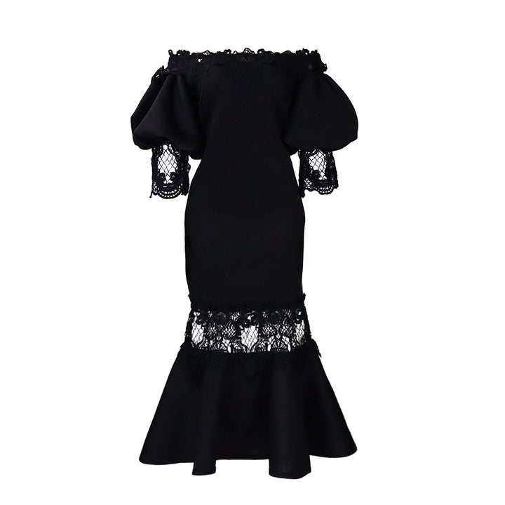 Dame Off-Shoulder Kjole med volumøse Ruffleærmer og Spidsapplikationer Stilla