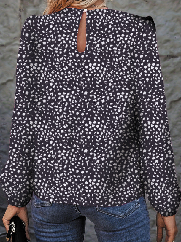 Damebluse med moderne dyreprint og bløde rynker Stilla
