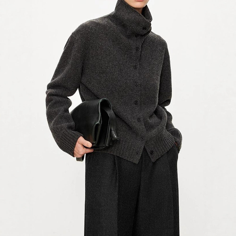 Kvindernes fashionable strikkede cardigan med høj krave og knaplukning Stilla