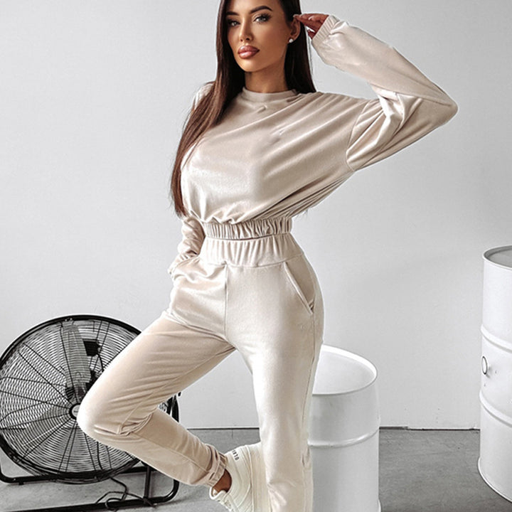 Kvindernes sporty loungewear sæt med cropped top og elastiske bukser Skovae