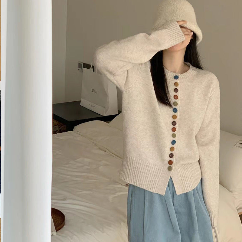 Kvinders cardigan med farverige knapdetaljer og casual snit Stilla