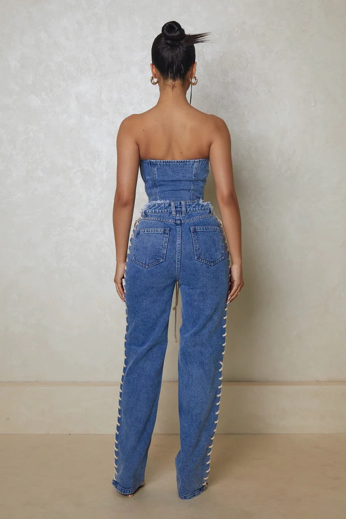 Damer corset top med afslappede denim bukser og innovativ snøredesign Skovae