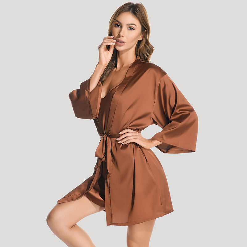 Dame satin natkjole med kimono-stil og blødt flydende ærmer Stilla