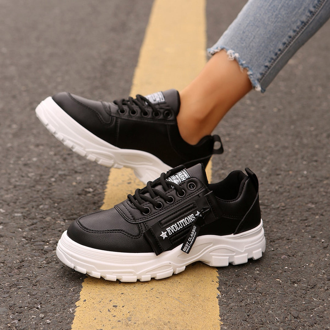Dame sneakers med kontrasterende elementer og sporty sål Stilla