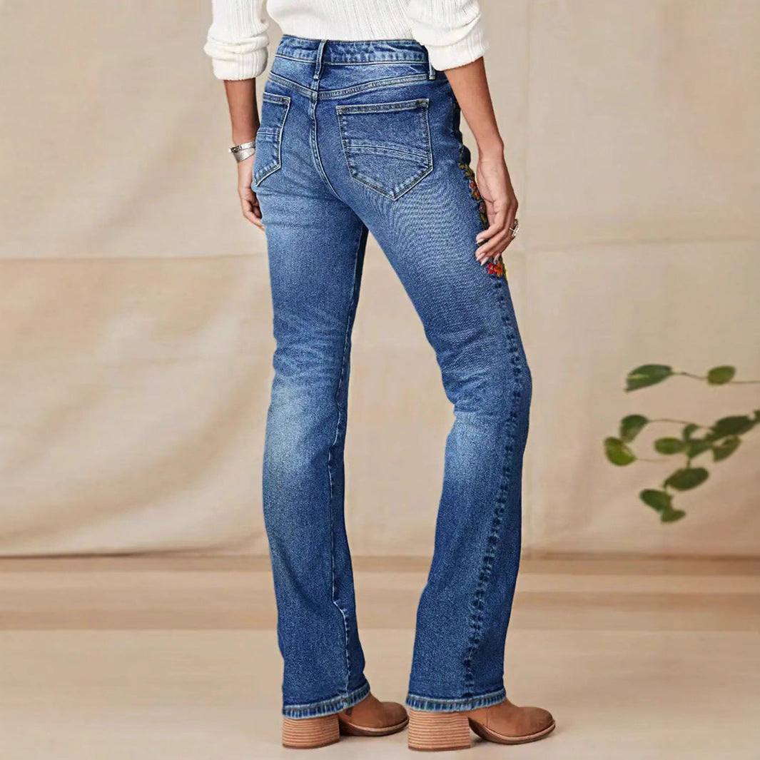 Damejeans med blomsterbroderier og vidde ben Stilla