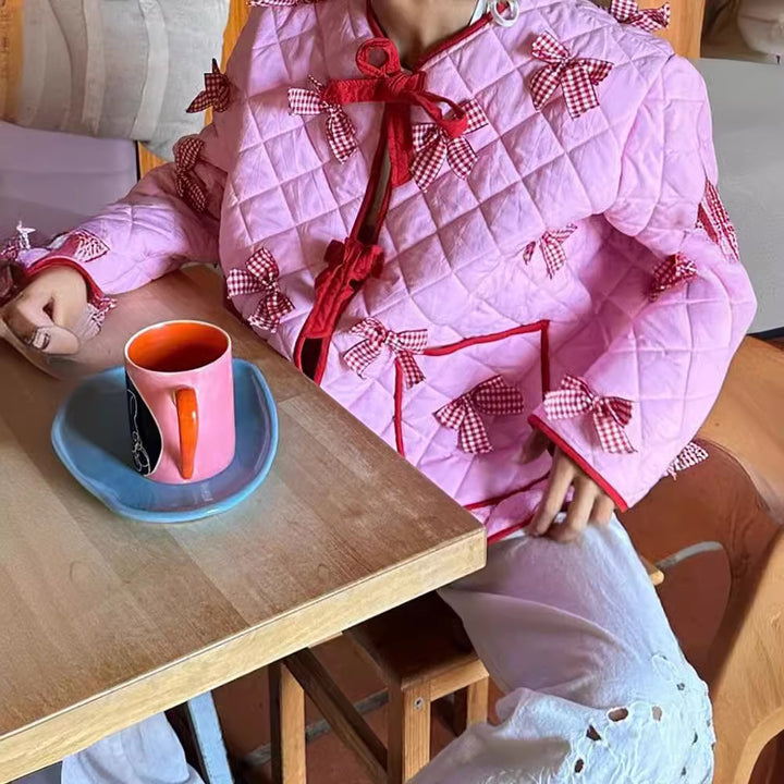 Dame quiltet overgangsjakke med legende sløjfedetaljer og praktiske lommer Stilla