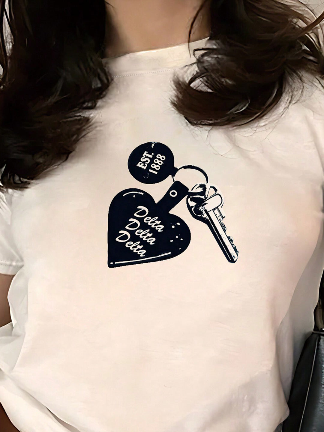 Dame T-Shirt med kreativt nøglehjerte-motiv og moderne print Skovae