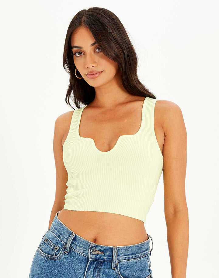 Dame Crop-top med bølget udskæring og fin ribstruktur Skovae