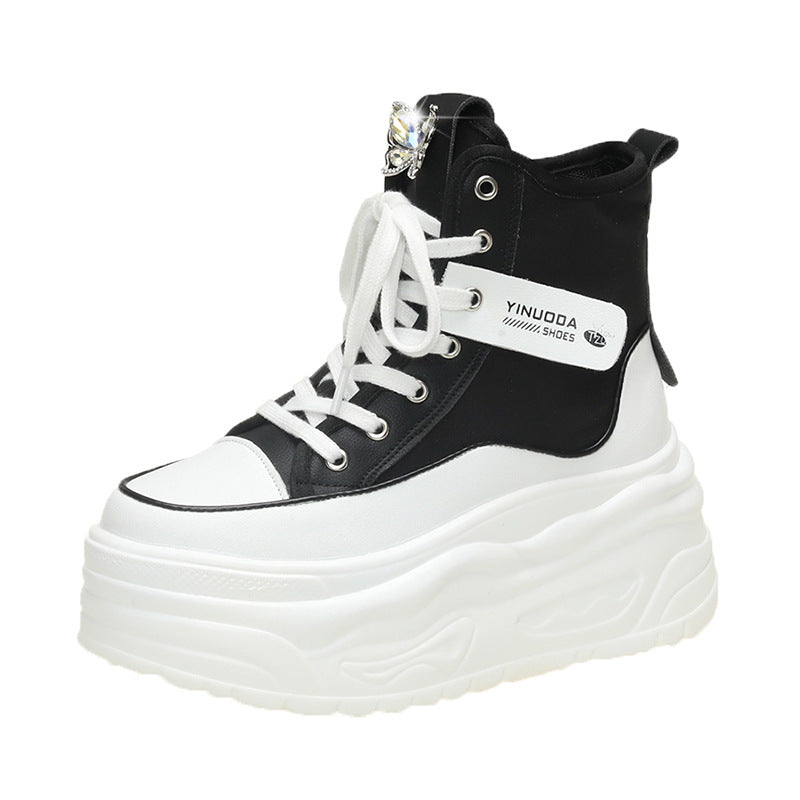 Dame højemodede plateau-sneakers med stilfuldt snøre-design og iøjnefaldende anhænger Stilla