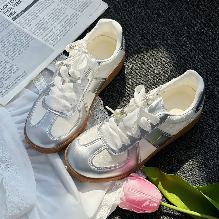 Dame sneakers med elegante satin snørebånd og moderne metallic overflade Stilla