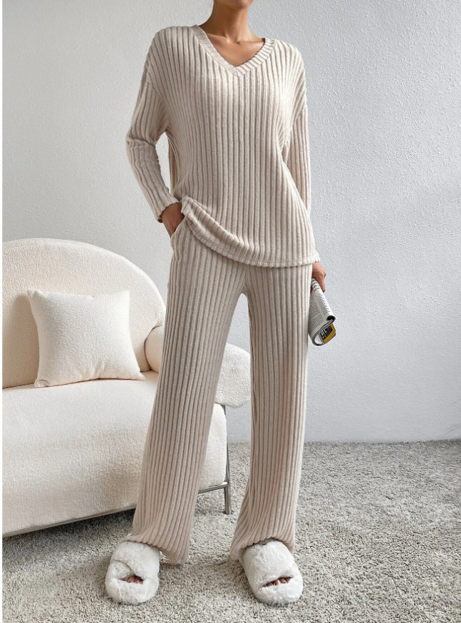 Dame elegant Relax-sæt med dyb V-hals og fin rib-struktur Stilla