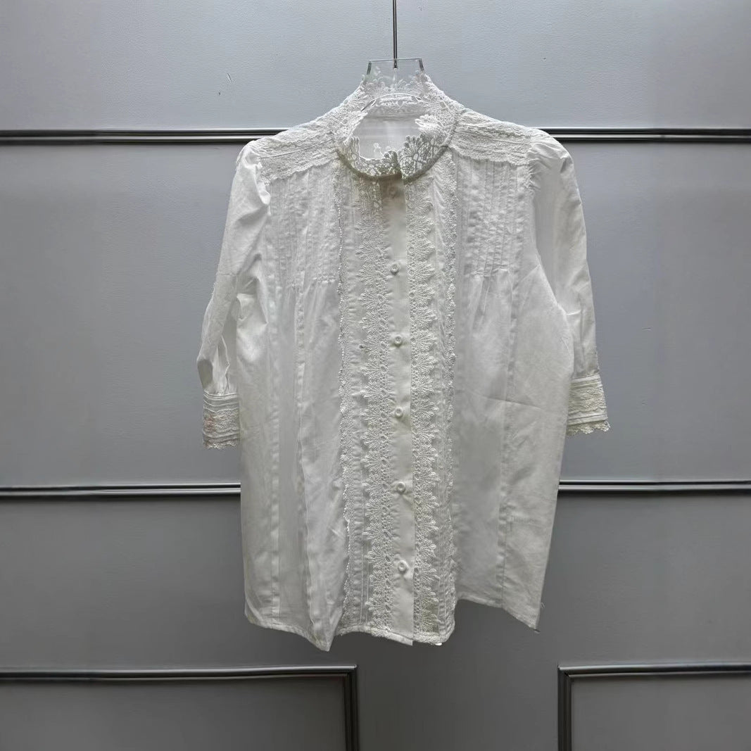 Damebluse med filigrane spidsdetaljer og dekorative knapper Stilla