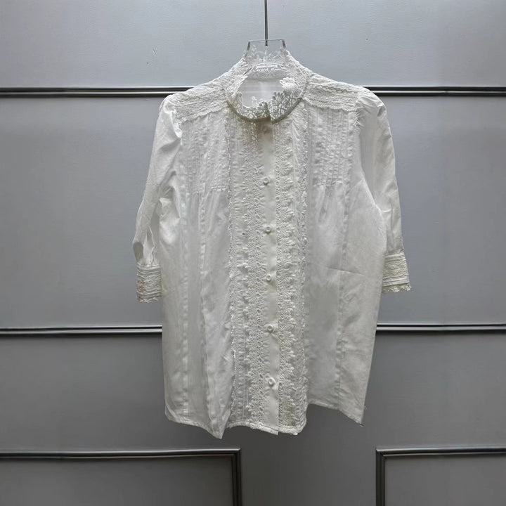 Damebluse med filigrane spidsdetaljer og dekorative knapper Stilla