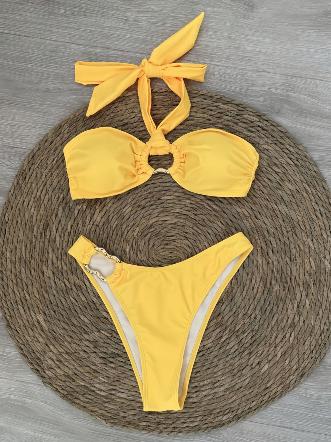 Dame Bikini-sæt med innovativt halterneck og elegante ringe Stilla