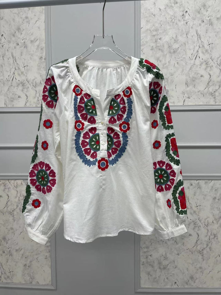 Dame broderet bluse med kreative blomsterapplikationer og fine knapdetaljer Stilla