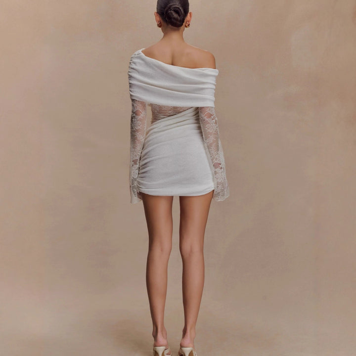 Dame kort Off-Shoulder-kjole med elegante spidsapplikationer og raffineret design Stilla