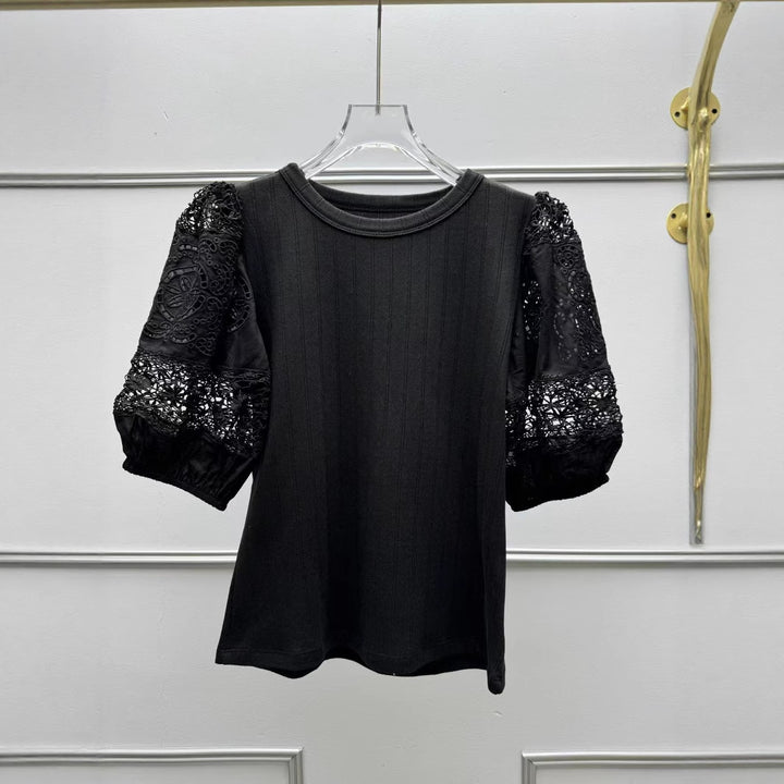 Damebluse med elegante ballonærmer og fine hæklerapplikationer Stilla