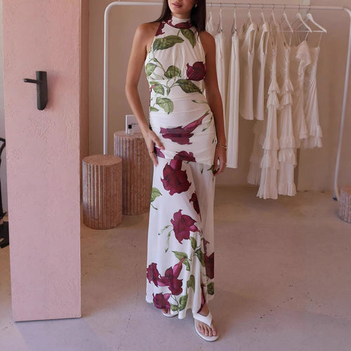 Dame maxikjole med blomsteret halterneck og figursyet snit Stilla