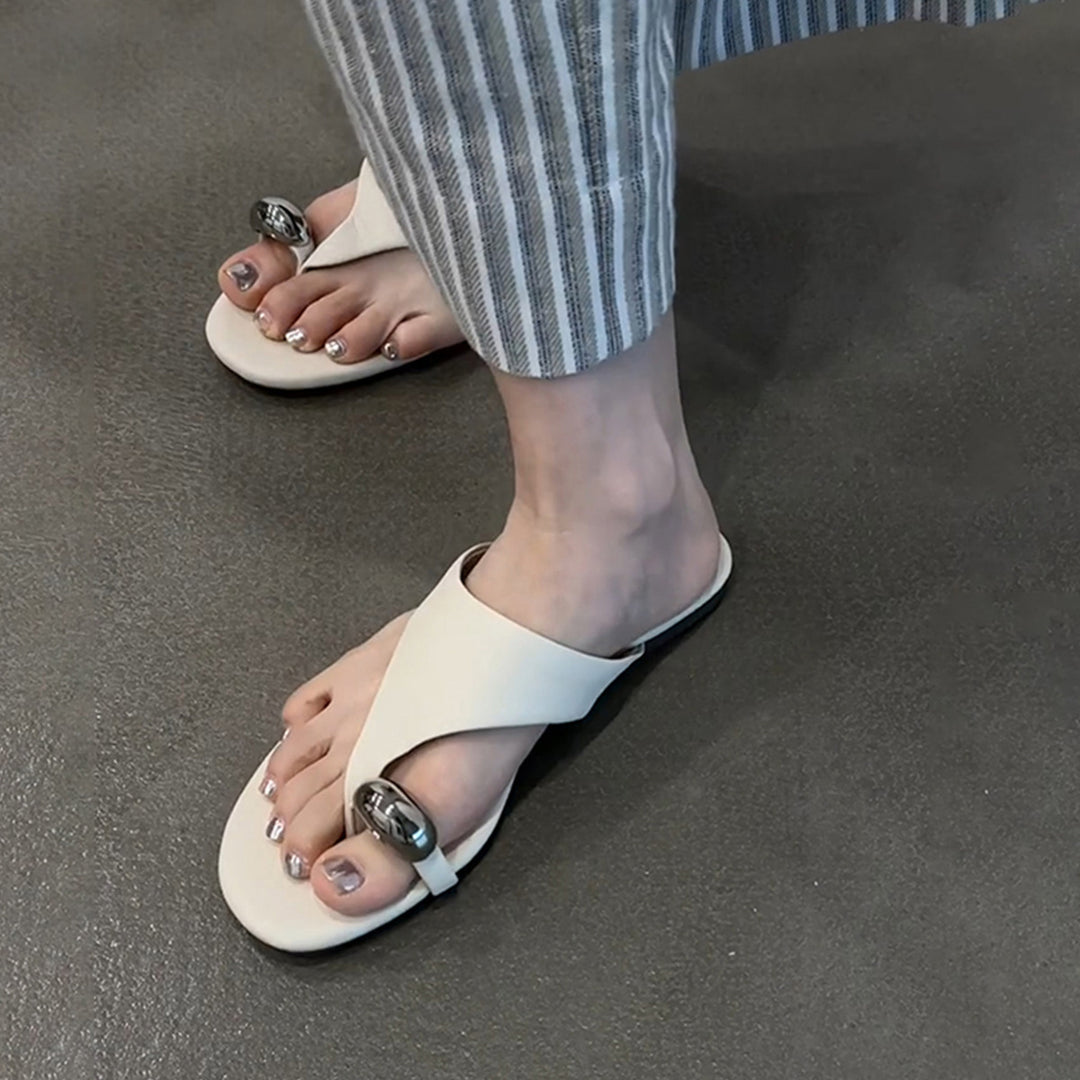 Dame Stilfulde Tåseparator Sandaler med dekorativ Metallic Accent Stilla