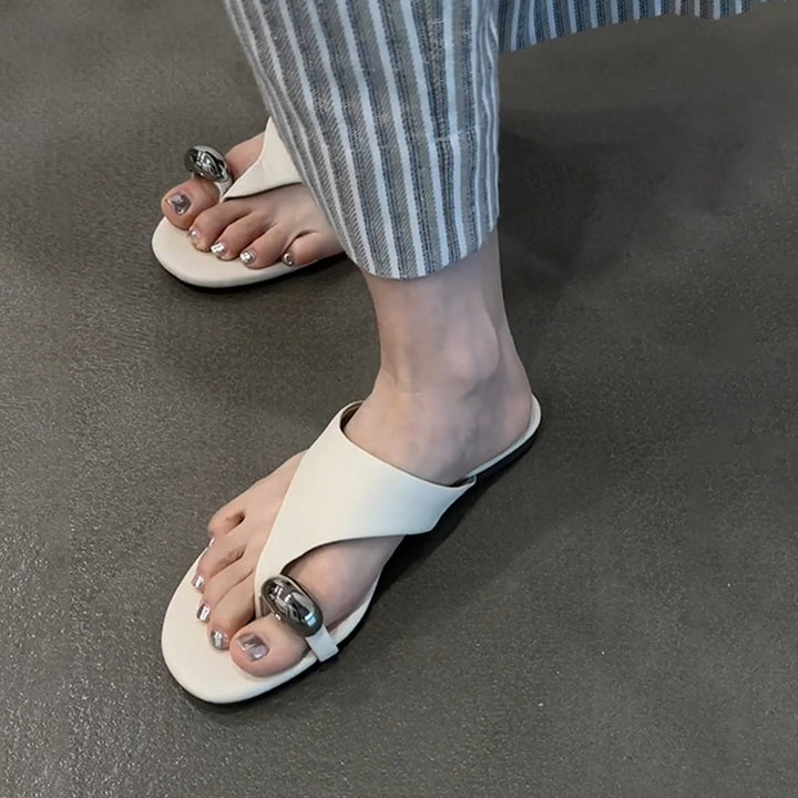 Dame Stilfulde Tåseparator Sandaler med dekorativ Metallic Accent Stilla