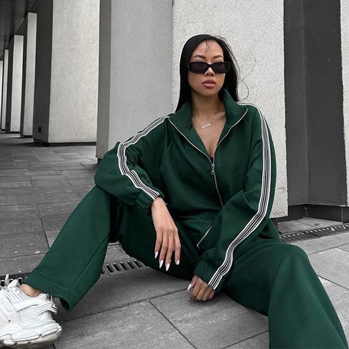 Kvinders sporty fleece sæt med hætte og trendy accenter