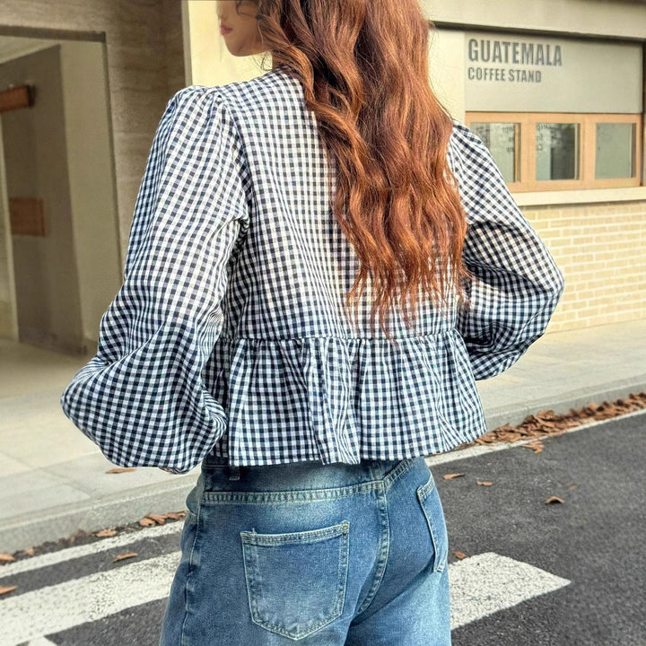 Damebluse med flæse detaljer og stilfulde sløjfer Stilla