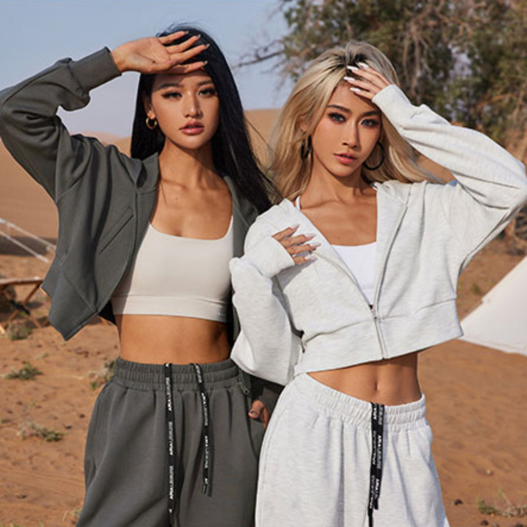 Kvindernes cropped hoodie og komfortable joggers i et moderne look Skovae