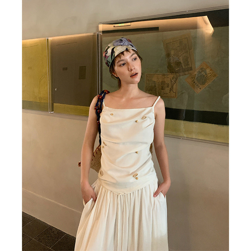 Dame top med raffinerede knapdetaljer og elegant drapering Stilla