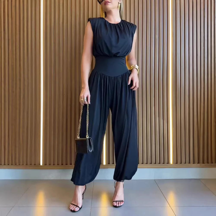 Dame moderigtig jumpsuit med elastisk taljebånd og innovativt snit Skovae