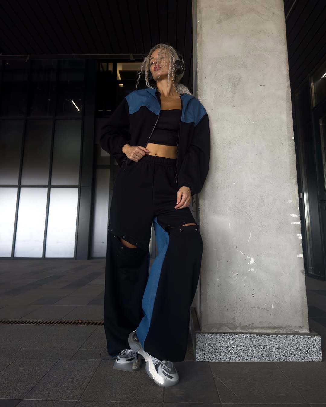 Kvinders sporty outfit med fashionable farvekontast Skovae