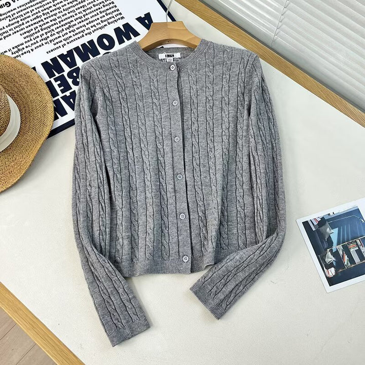 Kvinders cardigan med kabeldesign og knaplukning Stilla