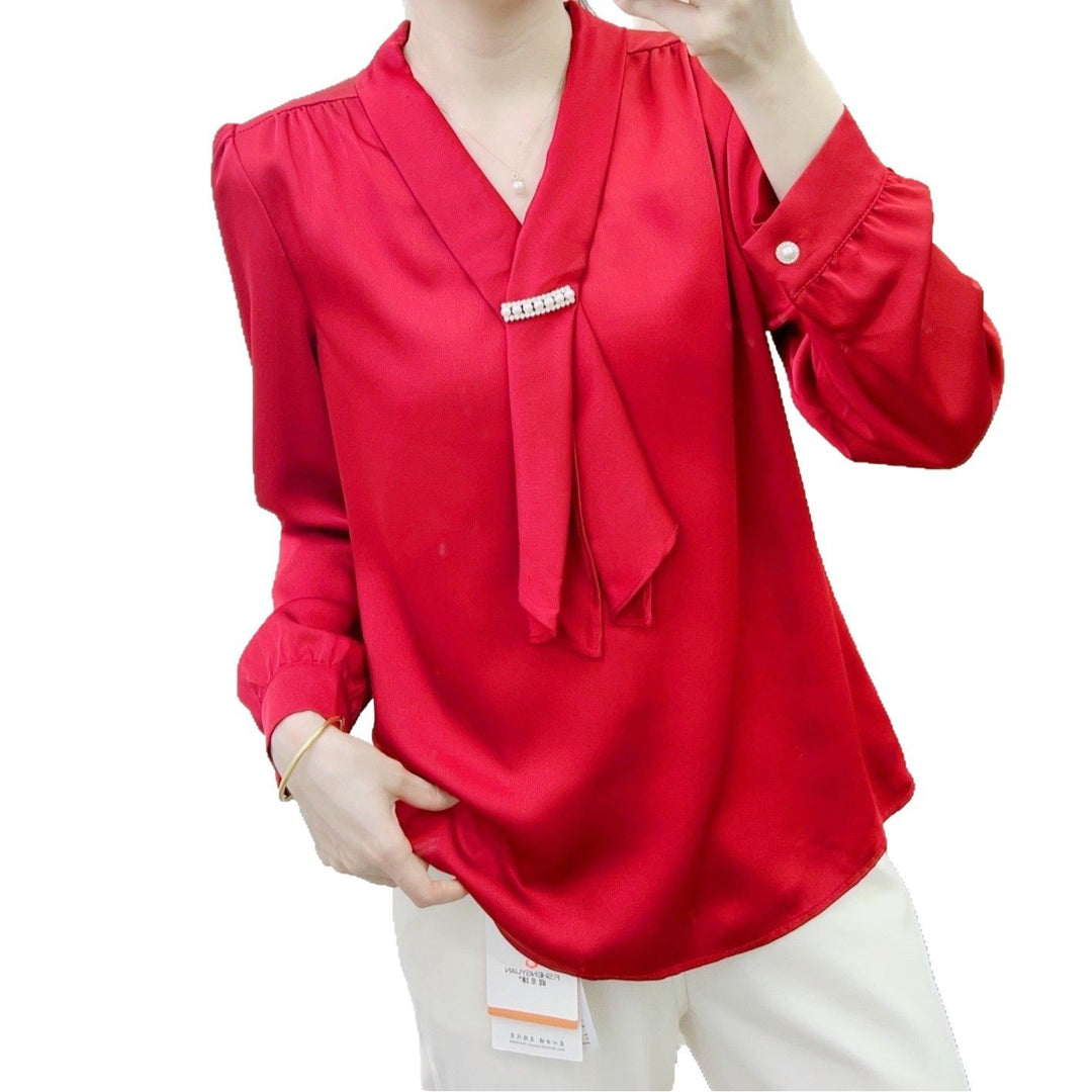 Damebluse med elegant slips-design og prydet krave Stilla