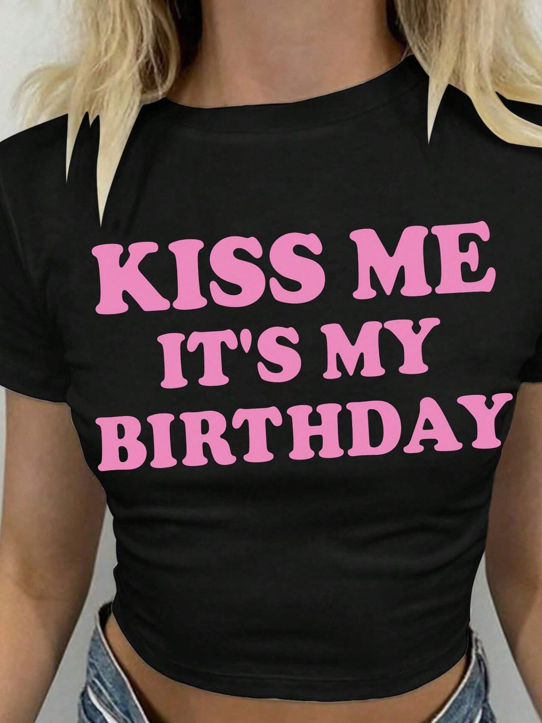 Dame Crop-T-shirt med inspirerende tryk og tætsiddende pasform Skovae