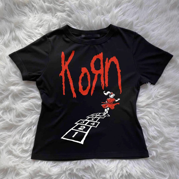 Dame T-shirt med kreativ grafisk design og urbant statement Skovae