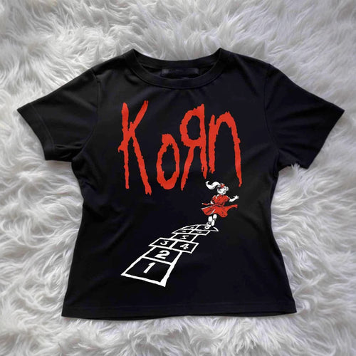Dame T-shirt med kreativ grafisk design og urbant statement Skovae