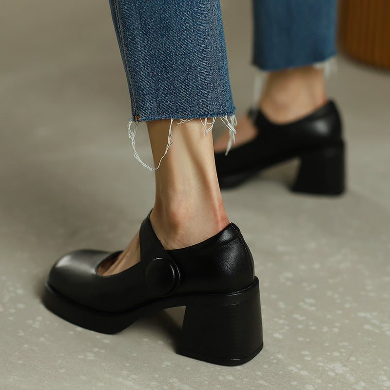 Dame Mary Jane pumps med elegant remlukning og komfortabel blokhæl Stilla
