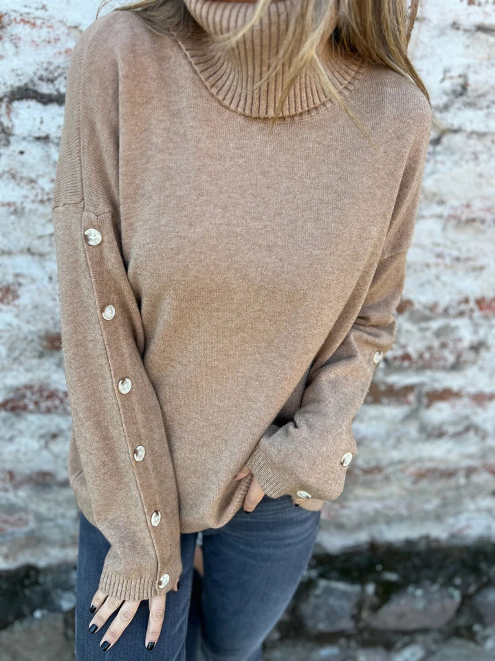 Dame strikpullover med høj krave og fashionable knapper Stilla