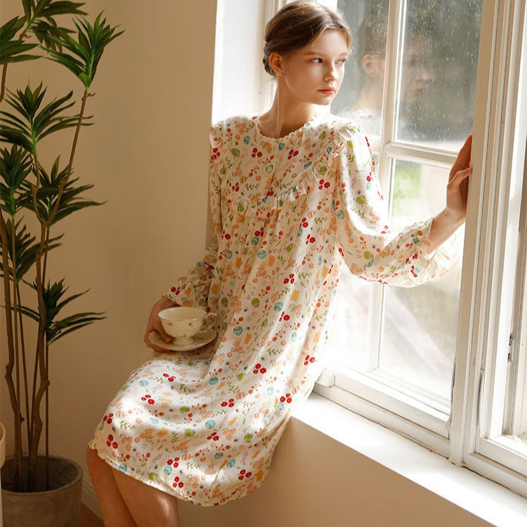Dame nattkjole med floral ruchesdetail Stilla