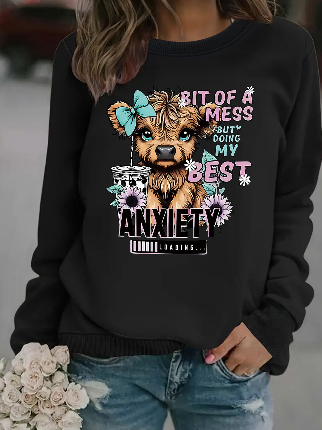 Kvinders sweatshirt med kreativ hundedesign og inspirerende skrift Stilla