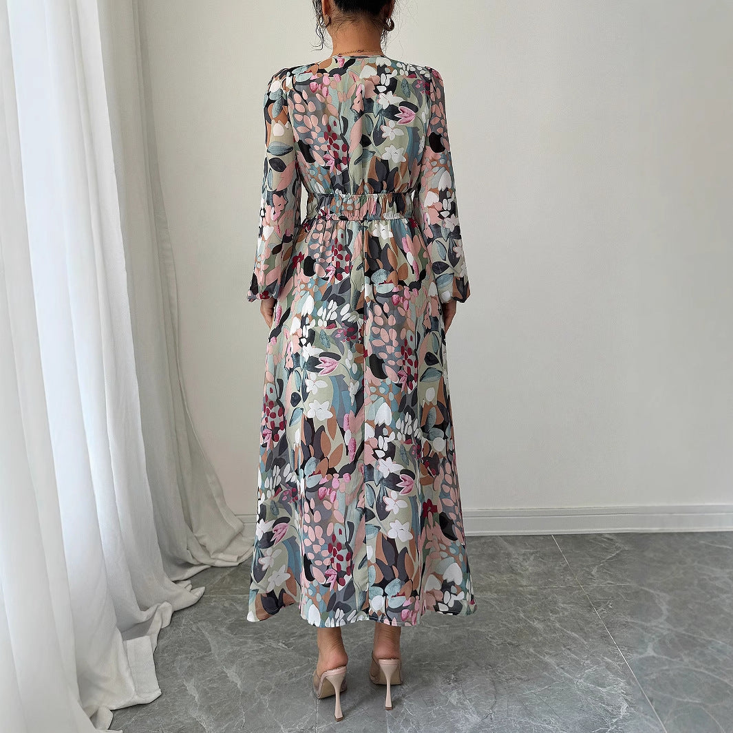 Dame langærmet maxikjole i floral chiffon kvalitet med dyb V-udskæring Stilla