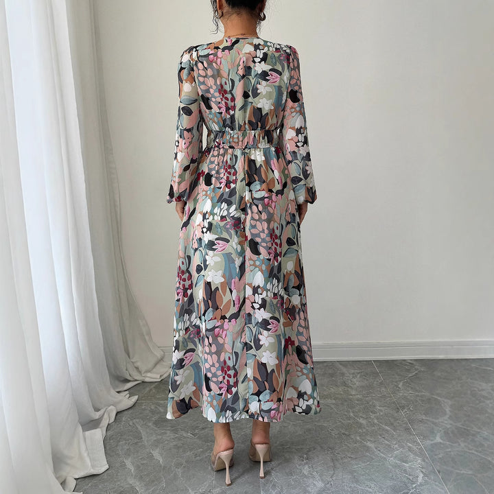 Dame langærmet maxikjole i floral chiffon kvalitet med dyb V-udskæring Stilla