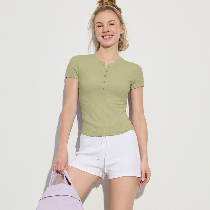 Dame moderne kortærmet Henley-shirt med knaplukning og fin ribstruktur Stilla