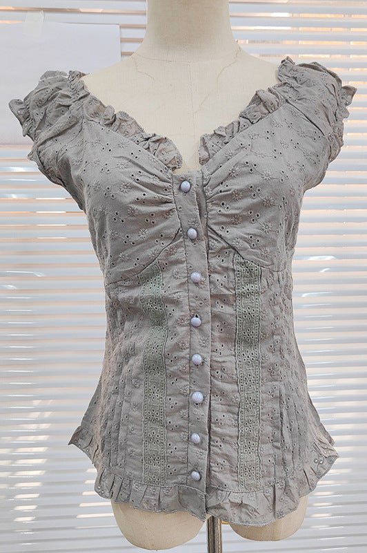 Damebluse med romantisk flæse-design og dekorative knapdetaljer Skovae