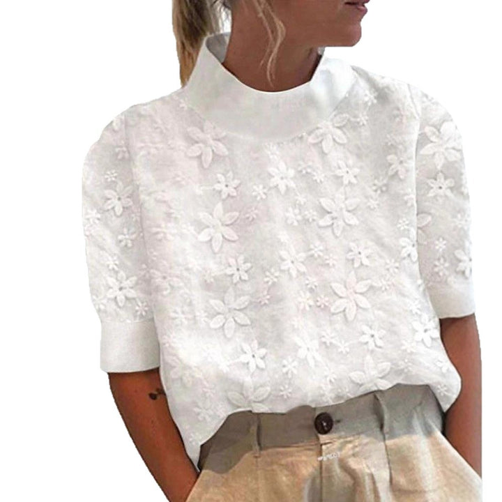 Dame nan let broderet bluse med ståkrave og tredimensionel blomsterapplikation Skovae