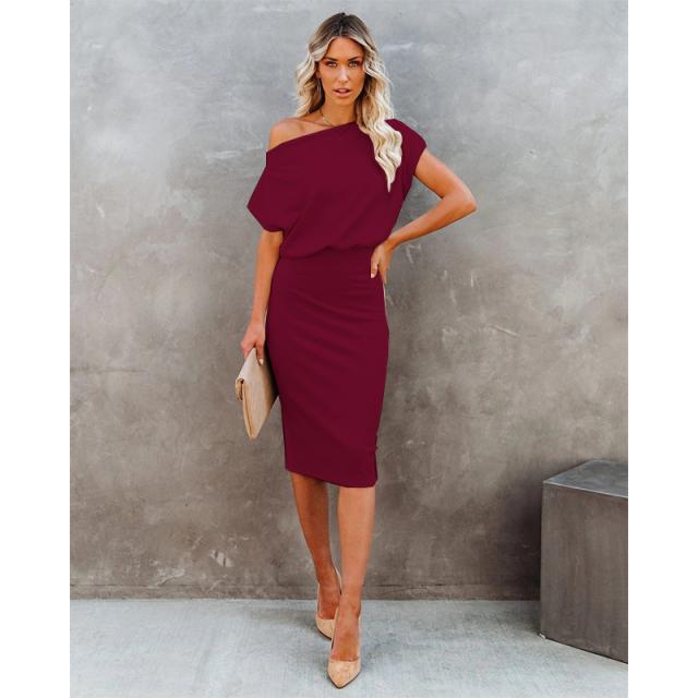 Dame Elegant, figursyet kjole med off-shoulder design Stilla