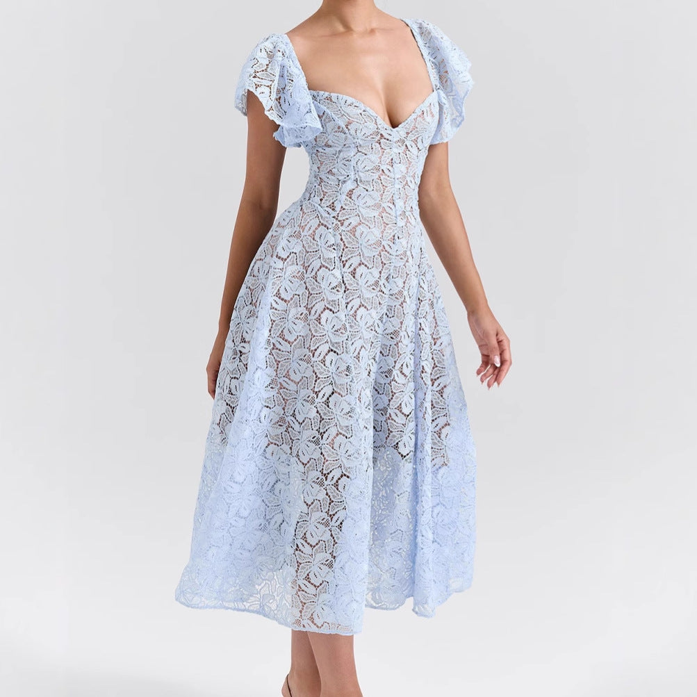 Kvindernes blonde maxi kjole med voluminøse flæsekant og subtil hjerteformet udskæring Stilla